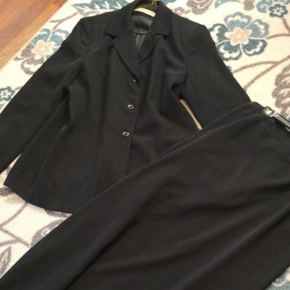 💥Apostrophe Woman's Blazer and skirt set!